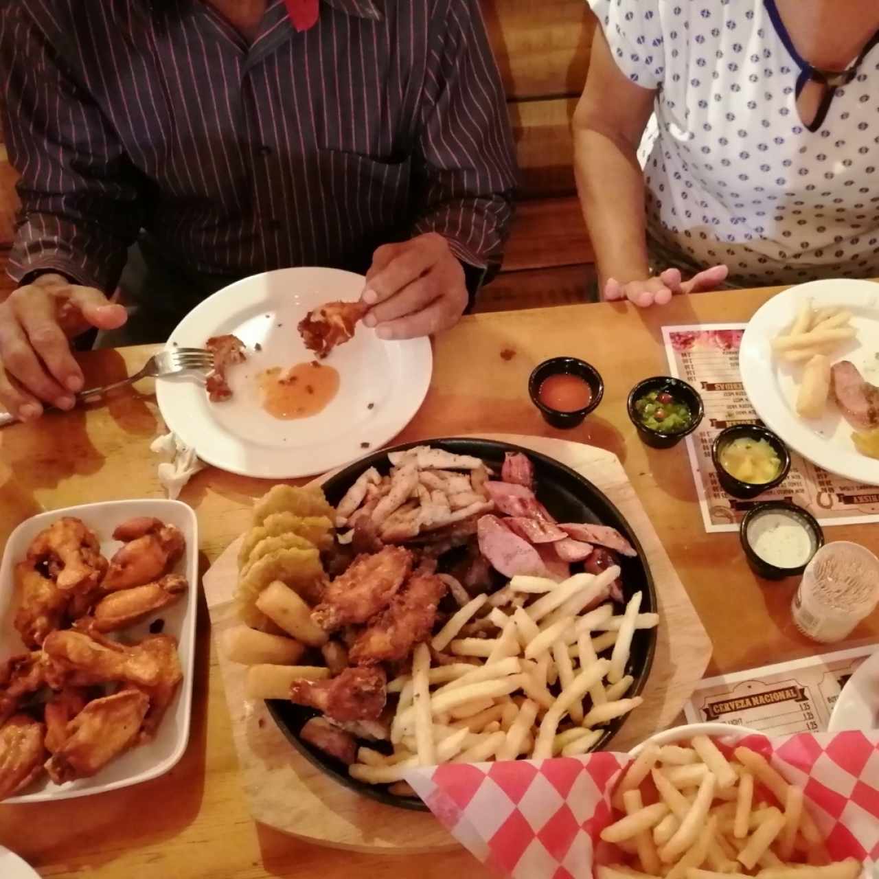 Parrillada más alitas y papas fritas