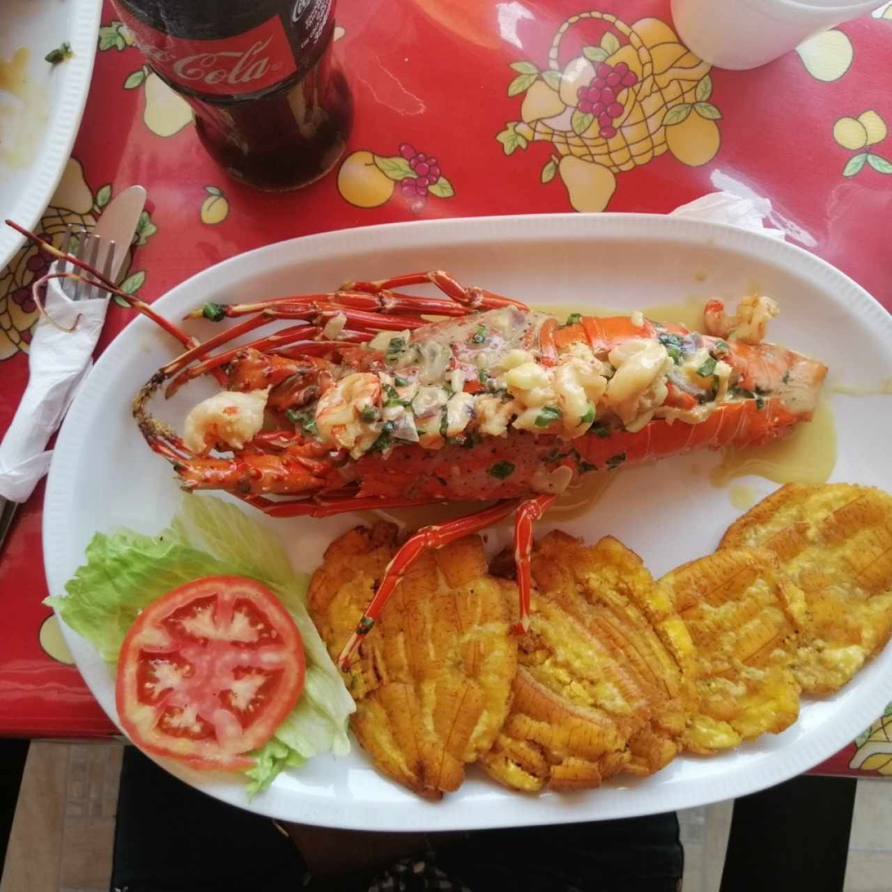 lagonsta rellena de camarón con salsa de coco