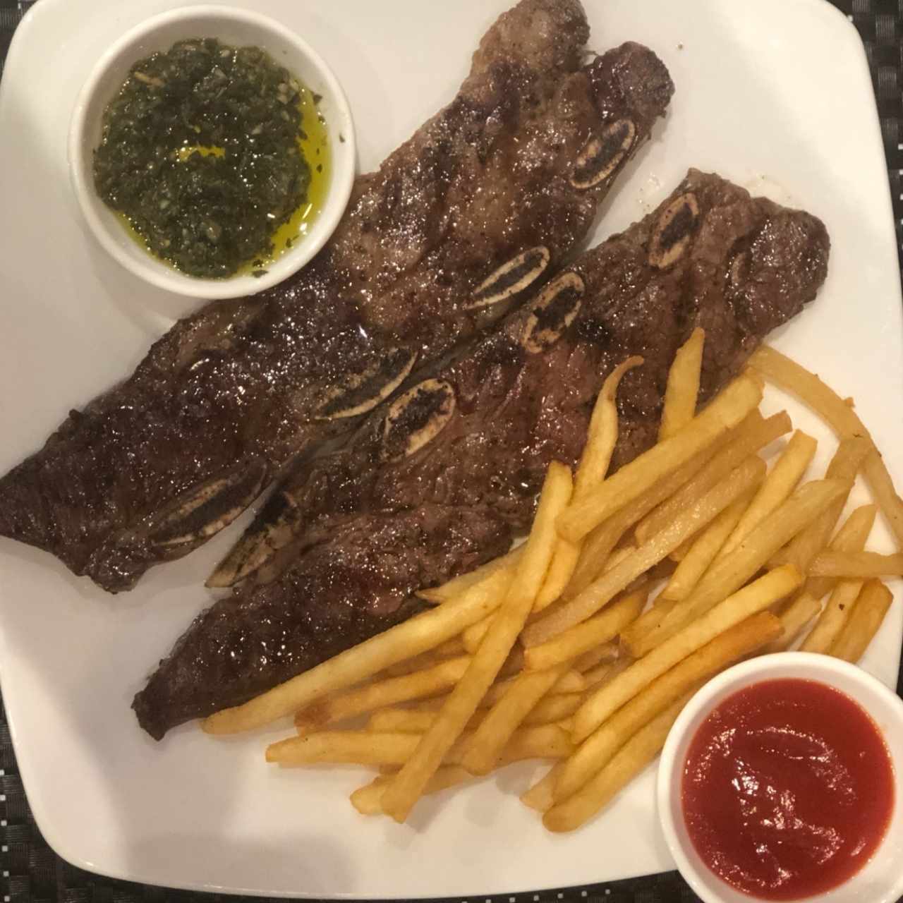 tira de asado con papas y chimichurri de la abuela 