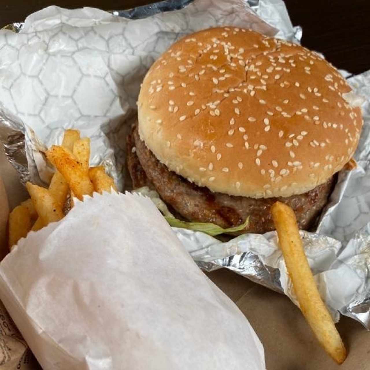 Hamburguesa doble sencilla con papas fritas