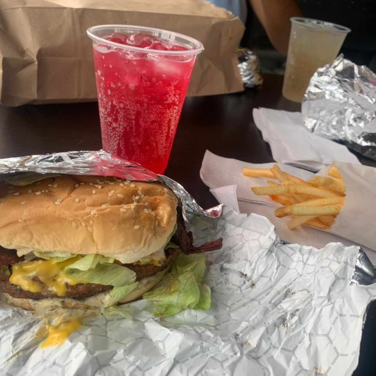 Combo - hamburguesa tejana + papas fritas + soda