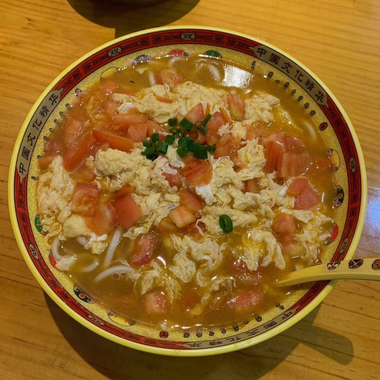 Fideos de huevo y tomate