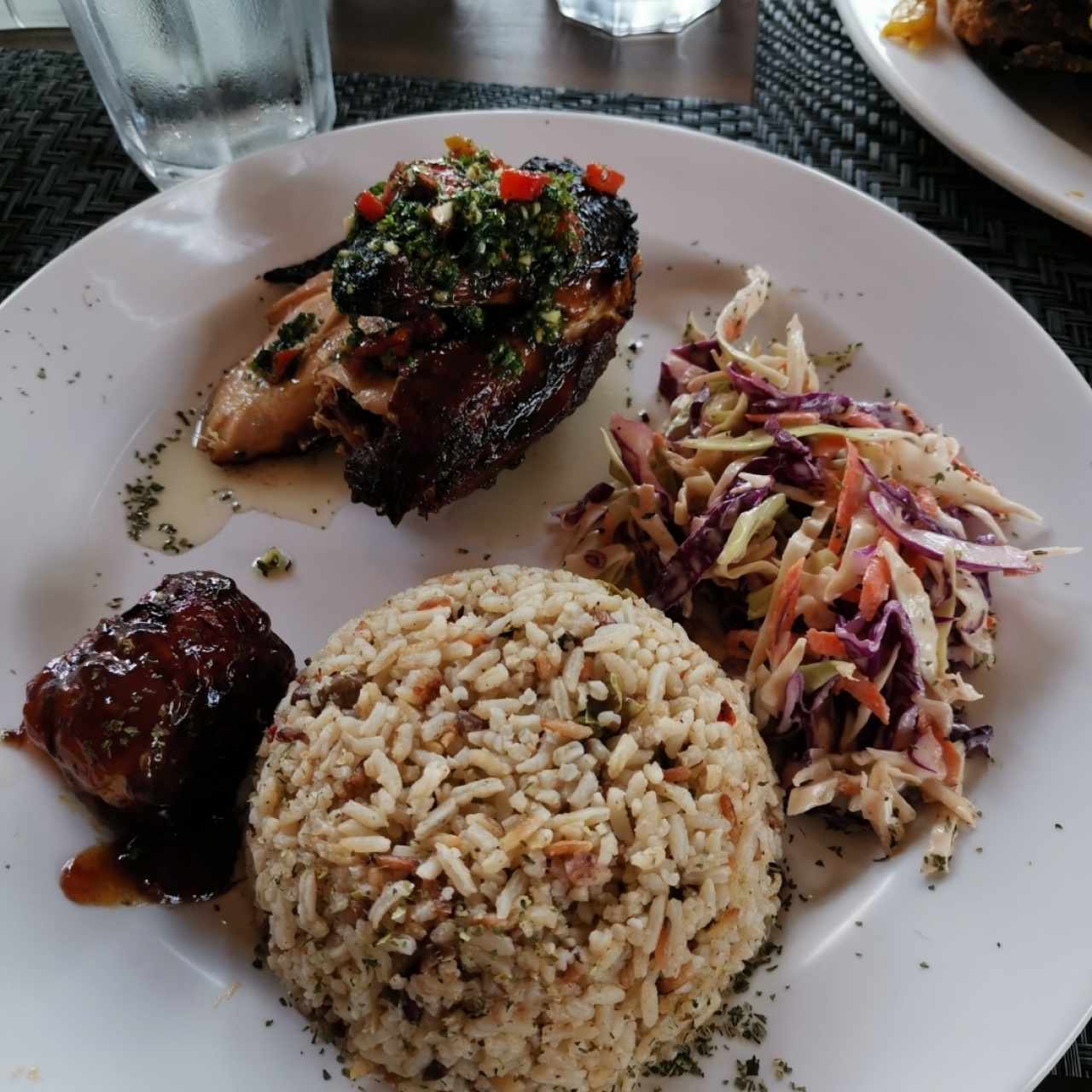 Pollo al horno con arroz con coco y ensaladas y platano en tentacion