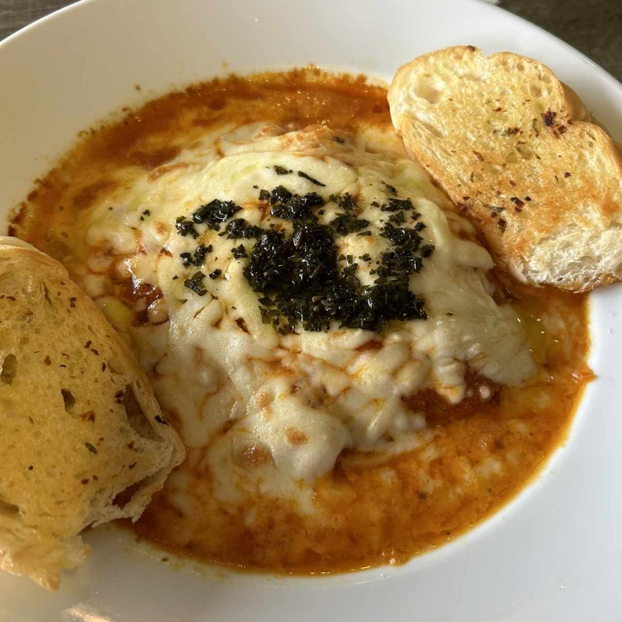 Lasagna de Pollo Con Pan de Ajo