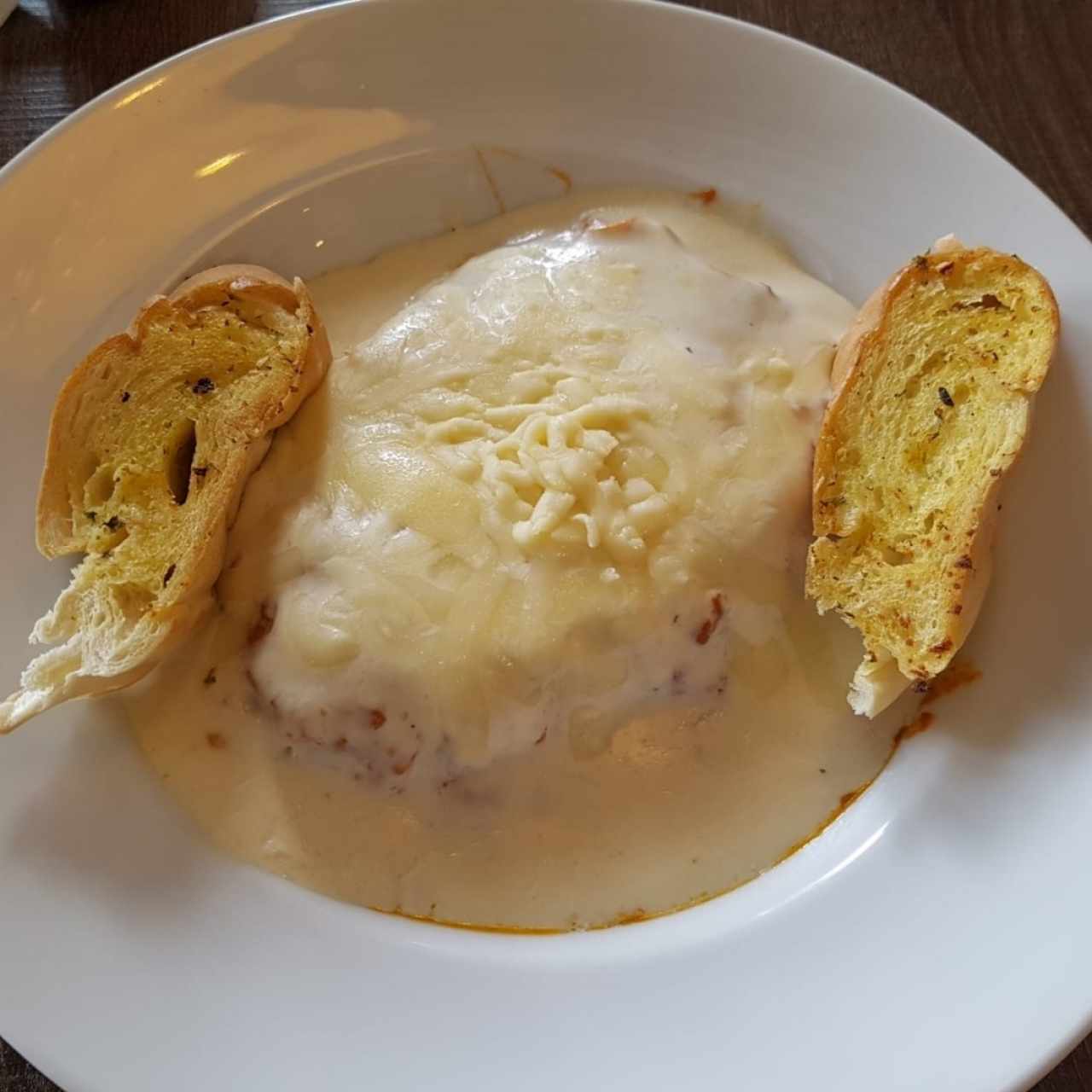 Lasagna de Pollo con pan de ajo