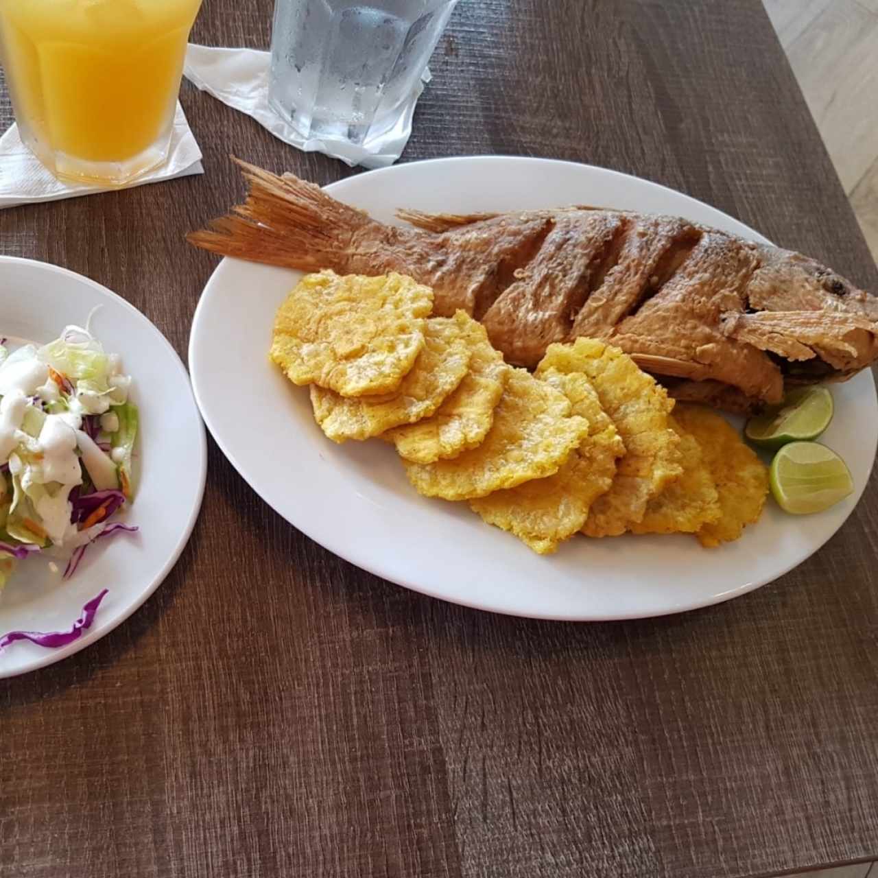 Pescado frito con patacones y ensalada