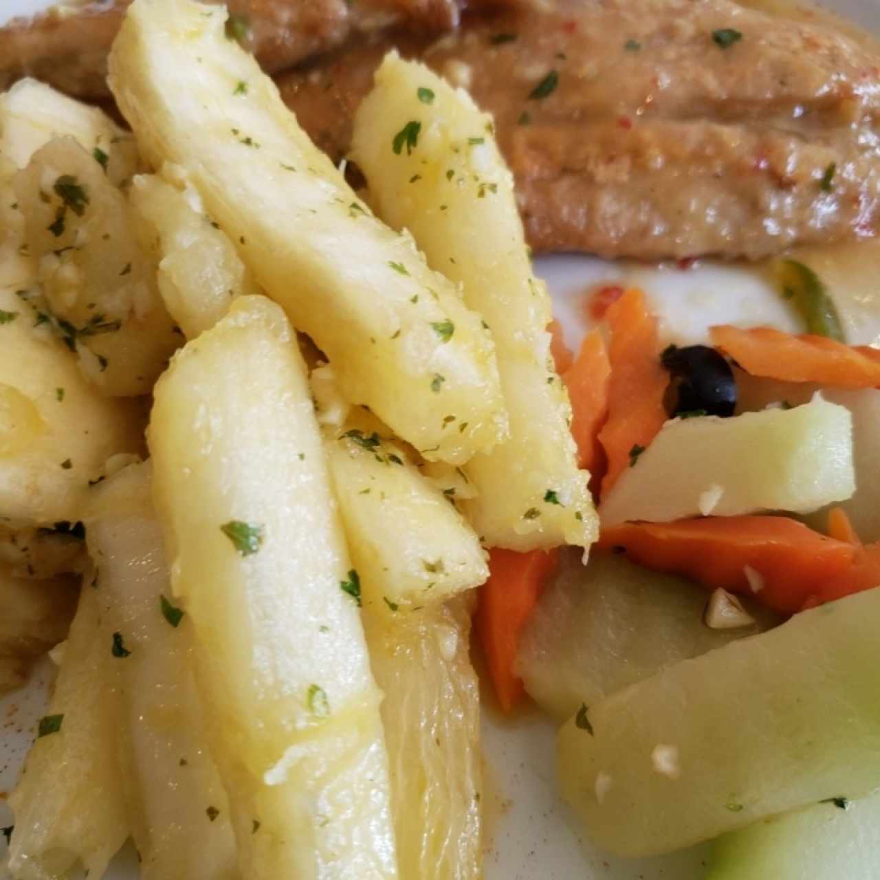 yuca con filete de pescado