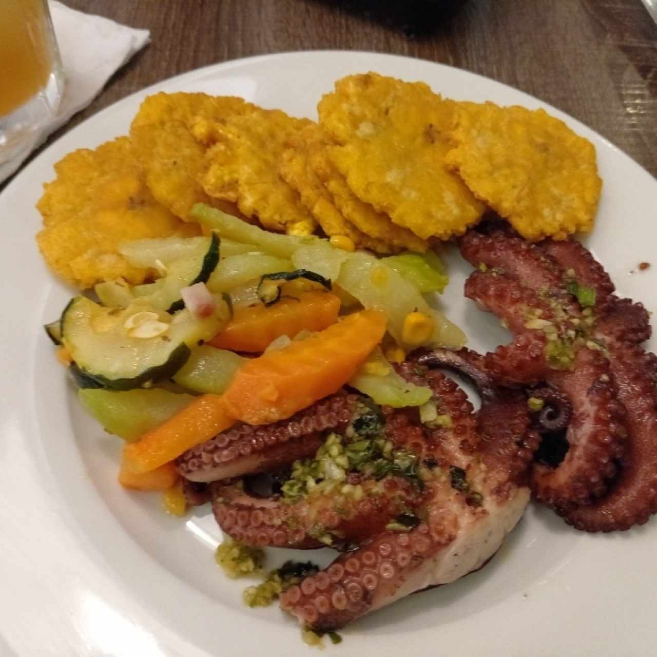 Pulpo a la parrilla con patacones