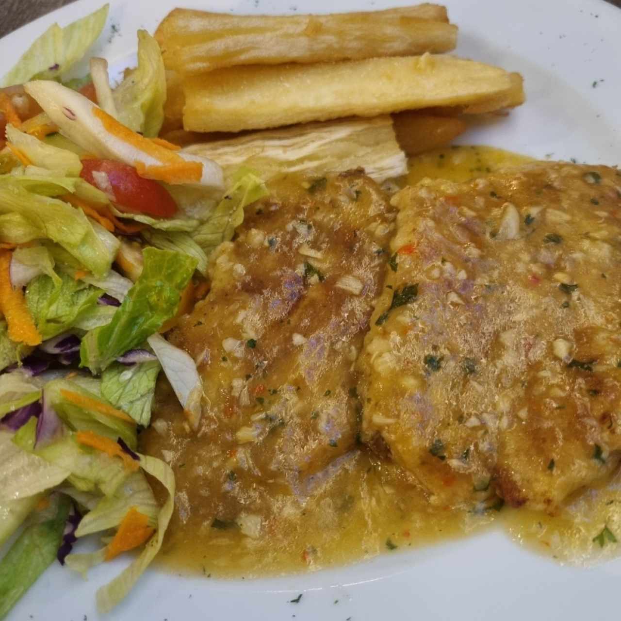 Filete de Merluza al ajillo con yuca frita