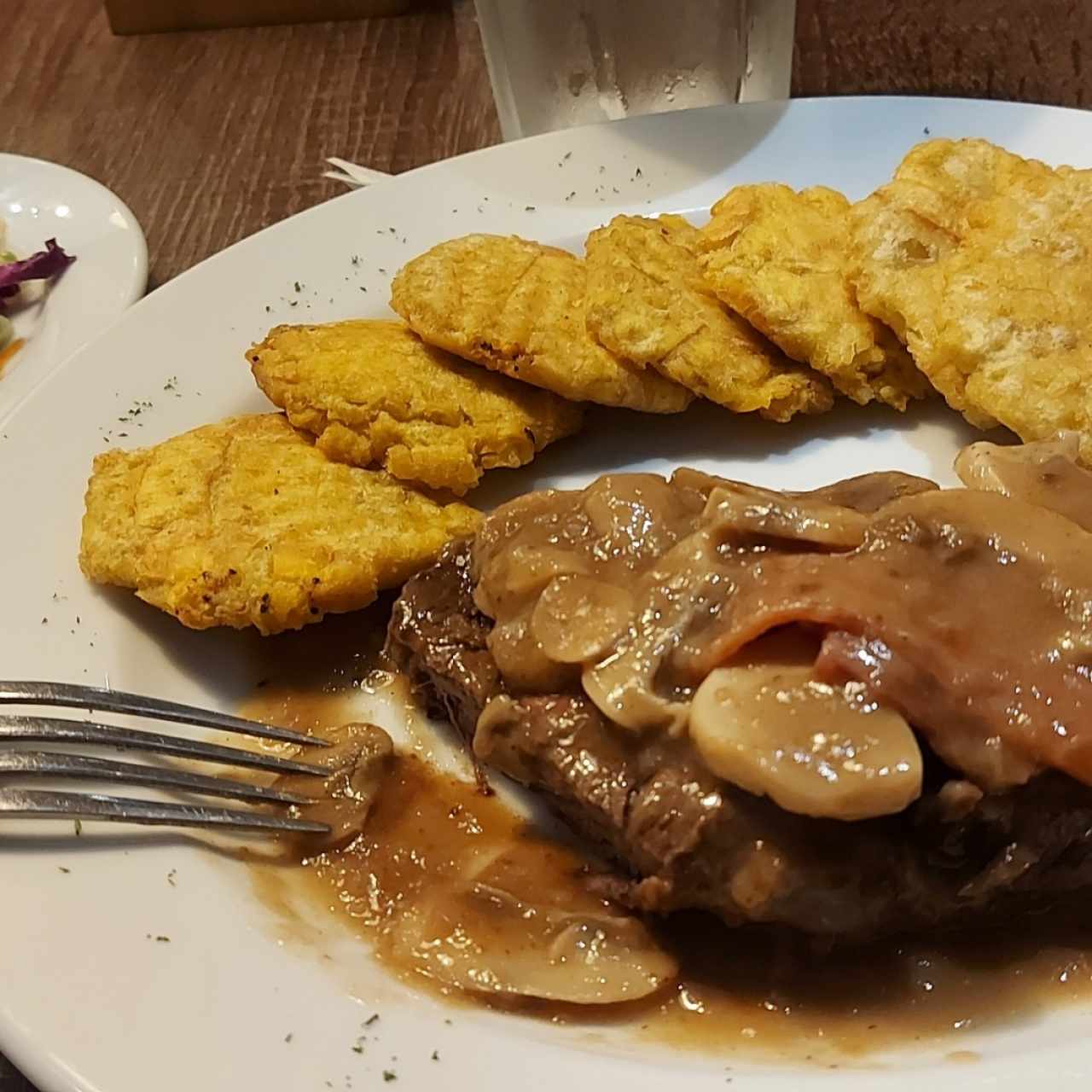 filete migñon con patacones y ensalada