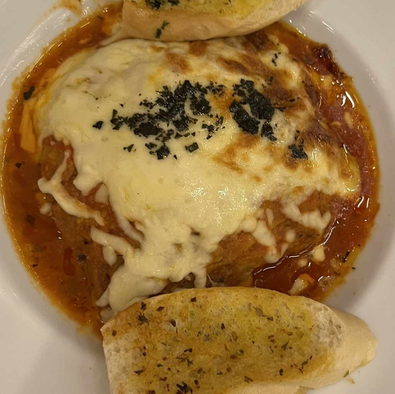 Lasagna de Pollo Con Pan de Ajo