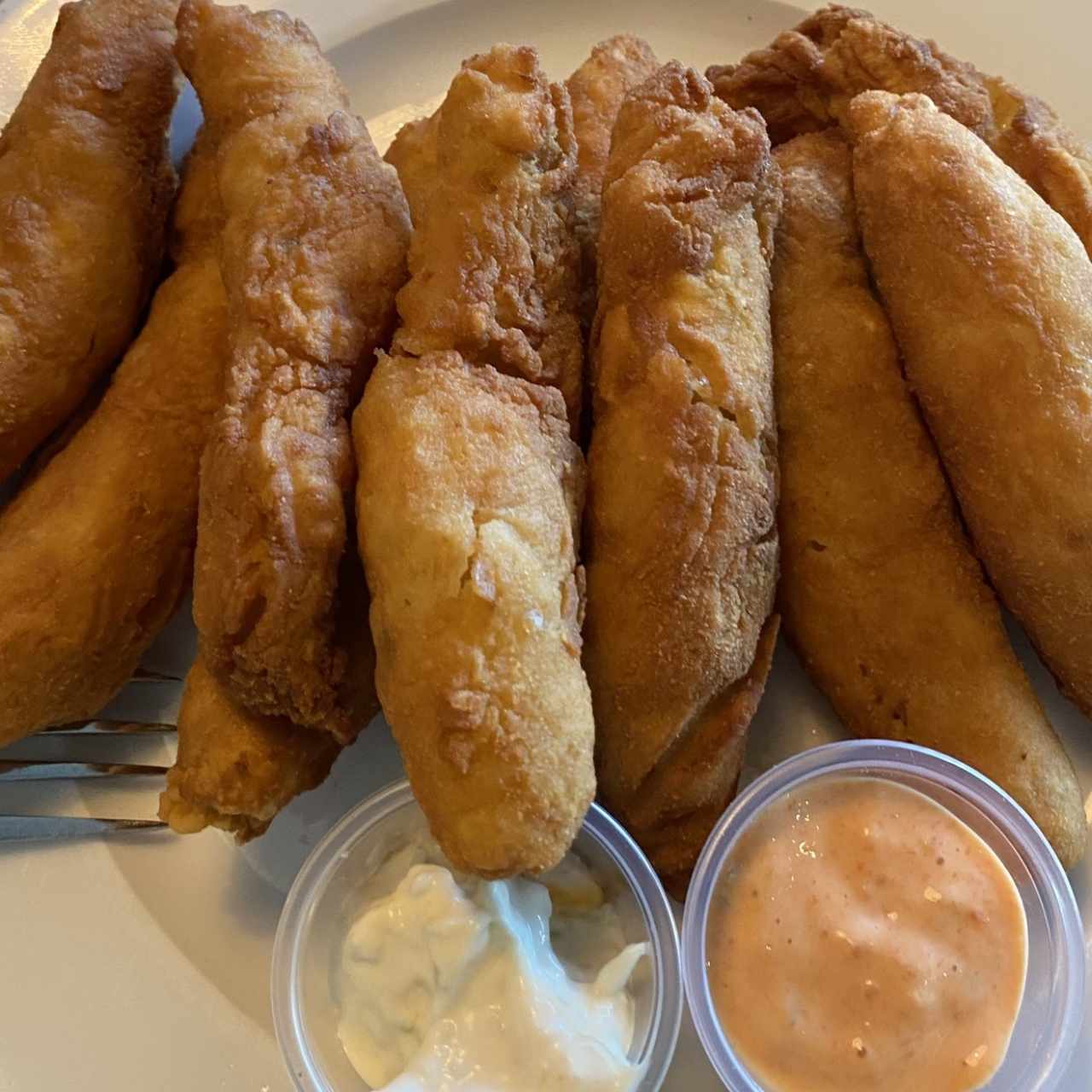 Deditos de Corvina con salsa tartara de maracuya y salsa de pimentones rojos