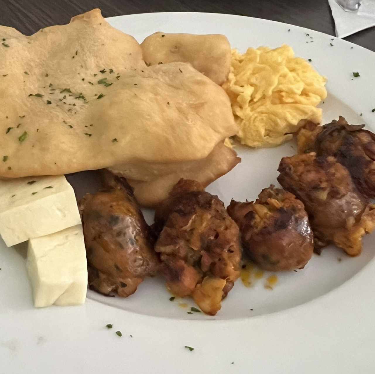 Alitas fritas Chicharrón Chorizo, Estación de Omelette* Tortilla Frita ,Hojaldre ,Bistec de carne, Huevos revueltos ,Huevo hervido ,Picadillo de bofe