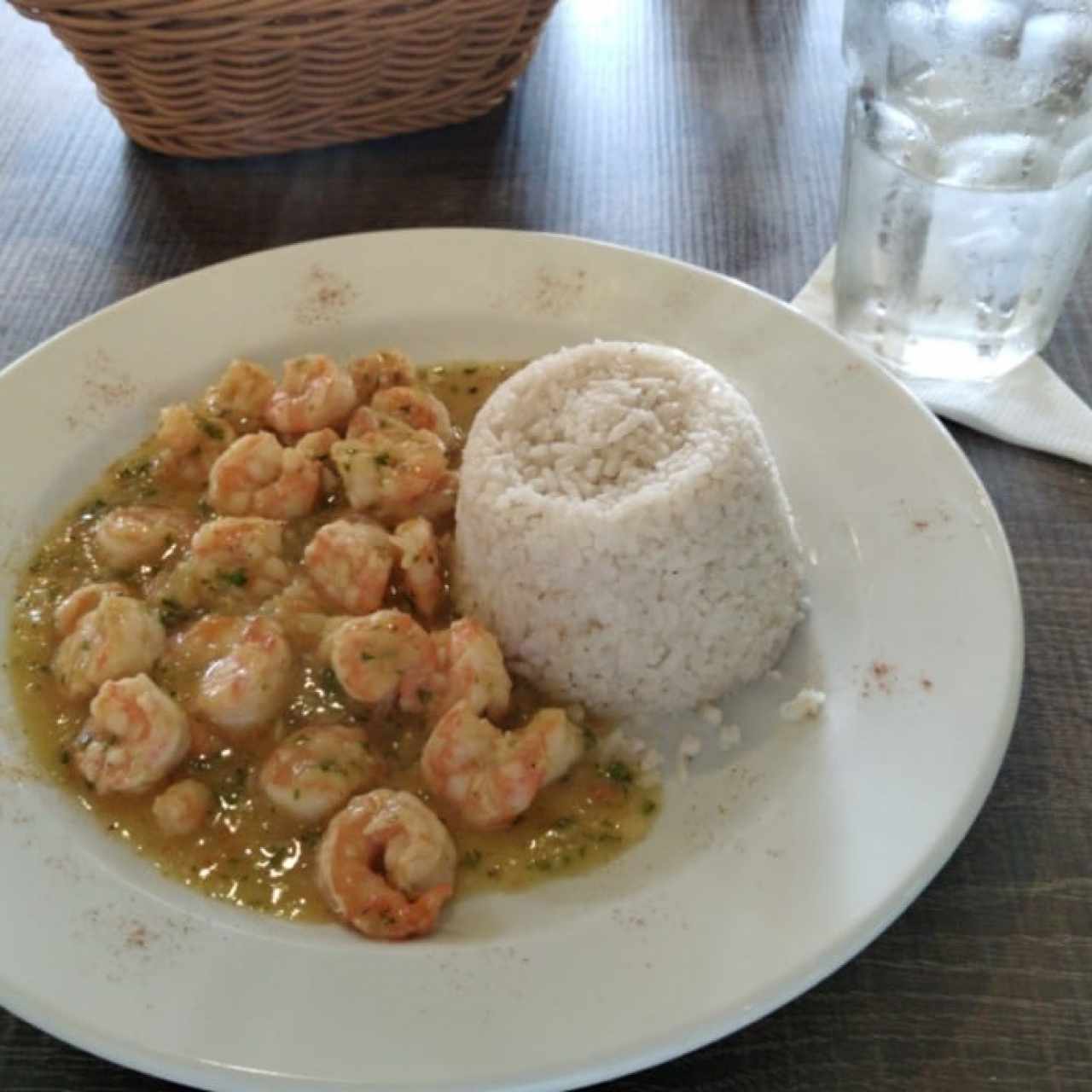 arroz con coco y camarones al ajillo