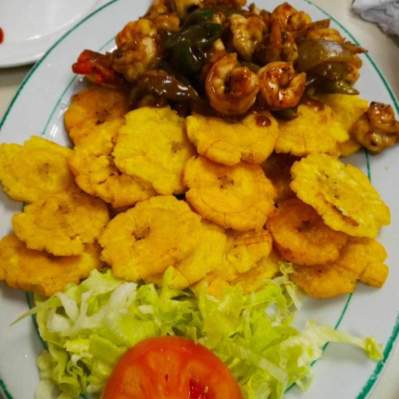 patacones con camarones en salsa de frijoles negros