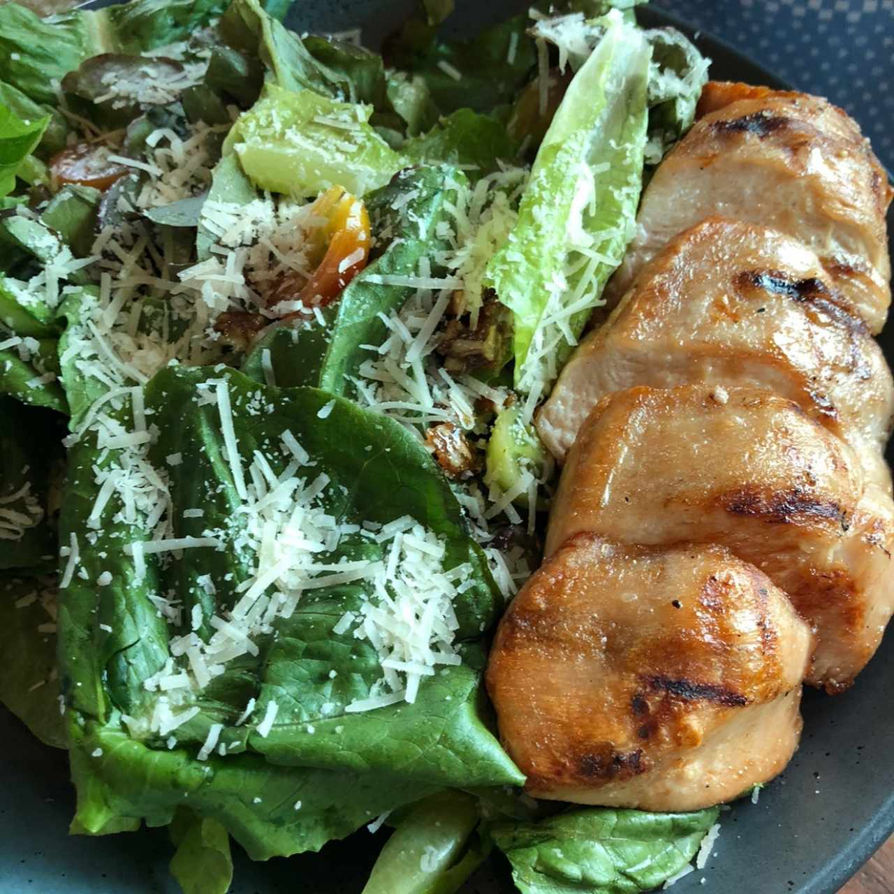 ensalada de pollo con vegetales