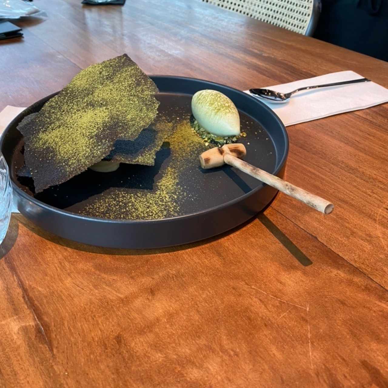 postre matcha y helado de pistacho 