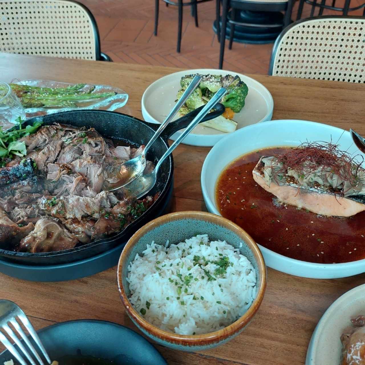 pierna de cordero, arroz jazmín, salmon. 