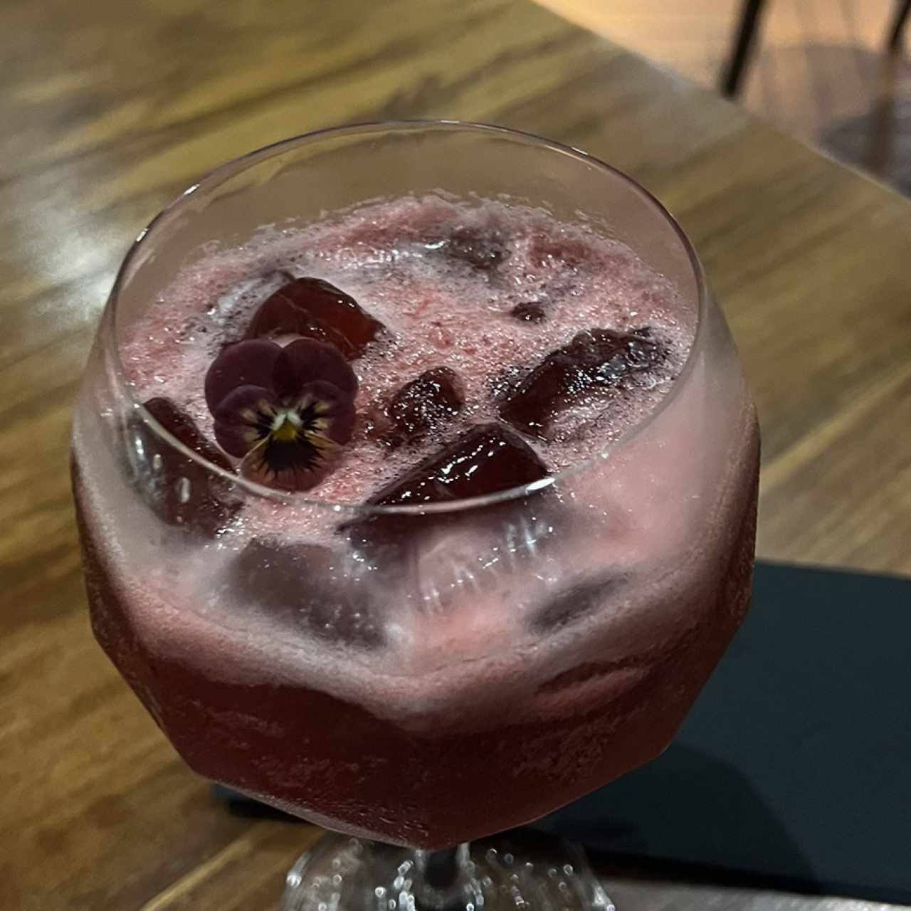 Gin con frutos rojos