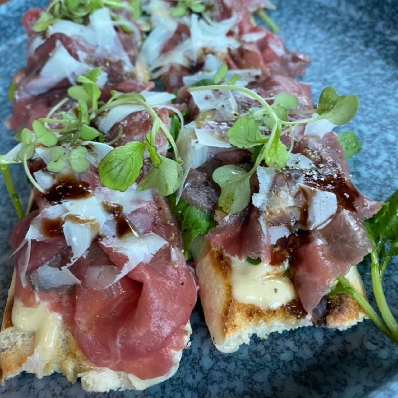 Tostadas con carpaccio de res