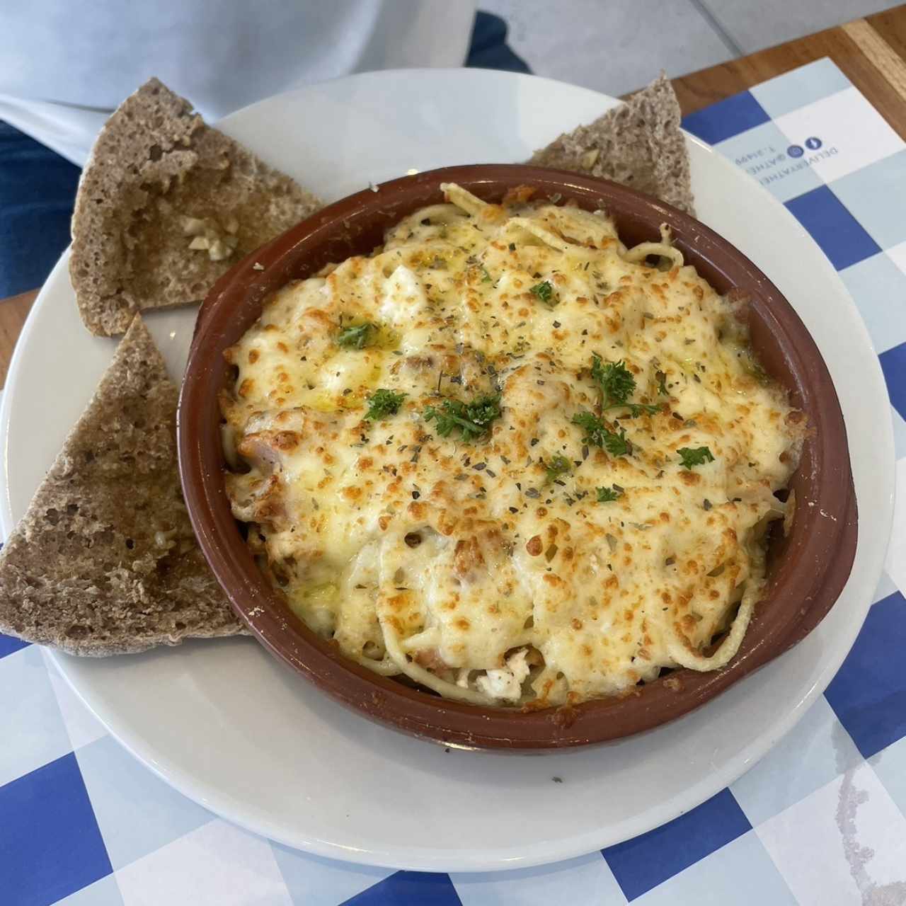 Pasta con pollo y tocino