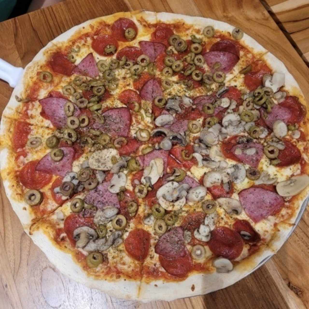 Pizza de peperoni con hongos