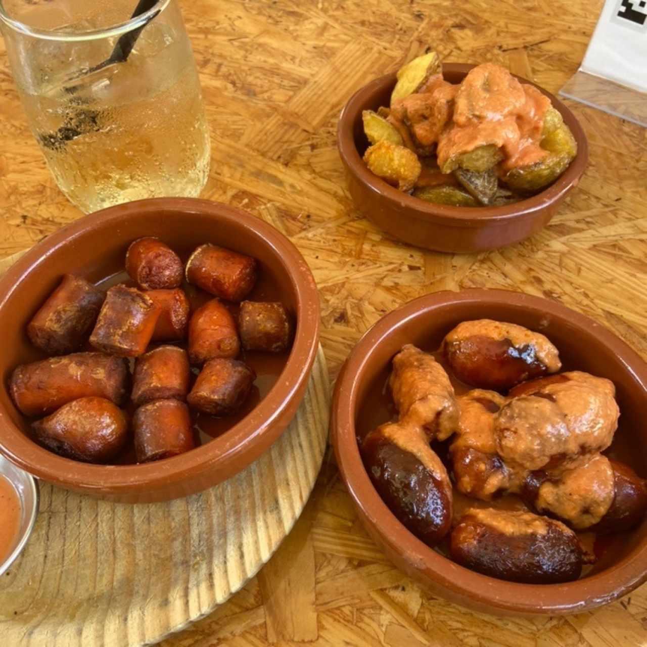 Tapas de papas y chorizo. 