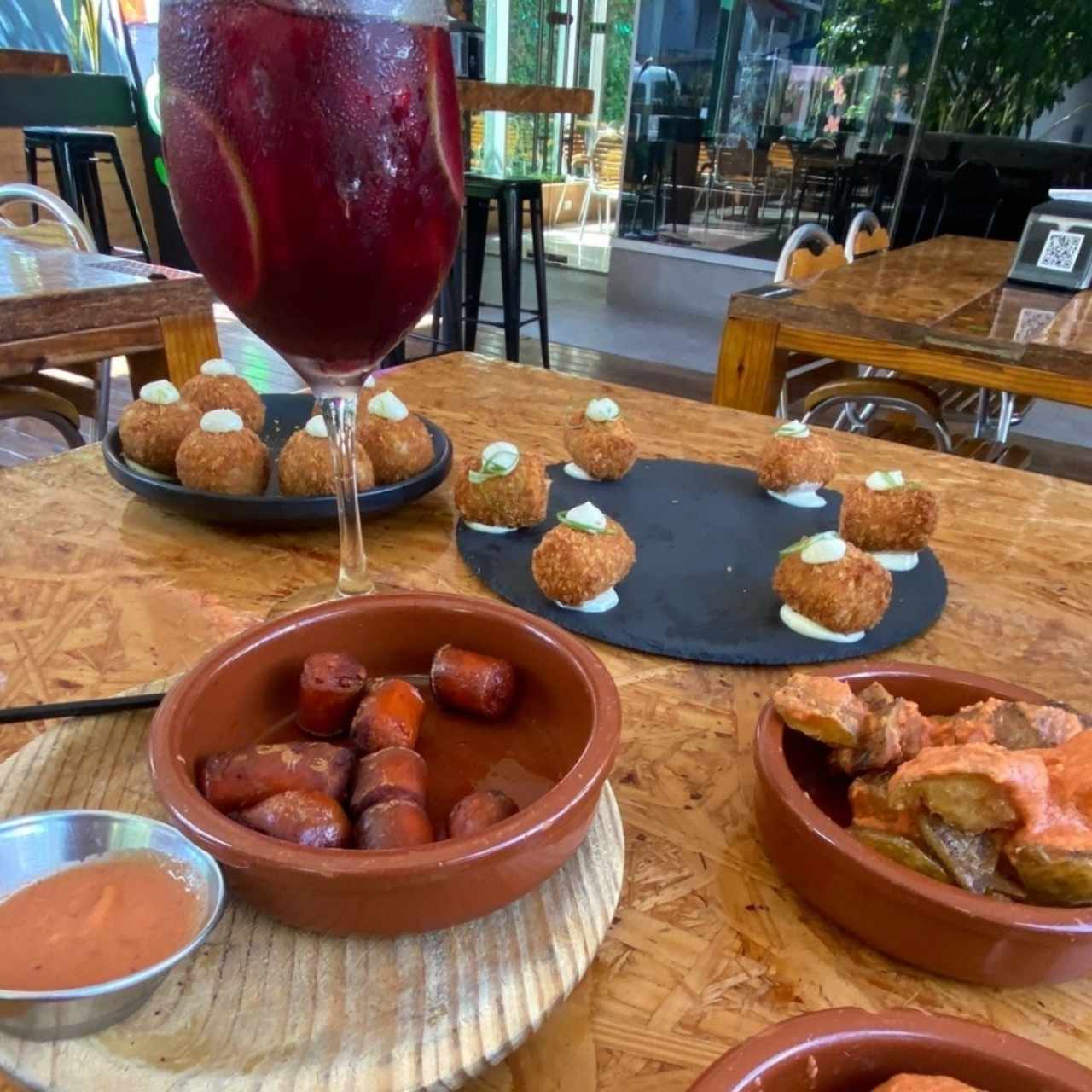 Papas bravas, chistorras, croquetas de Jamón ibérico y croquetas de pulpo acompañado de tinto de verano