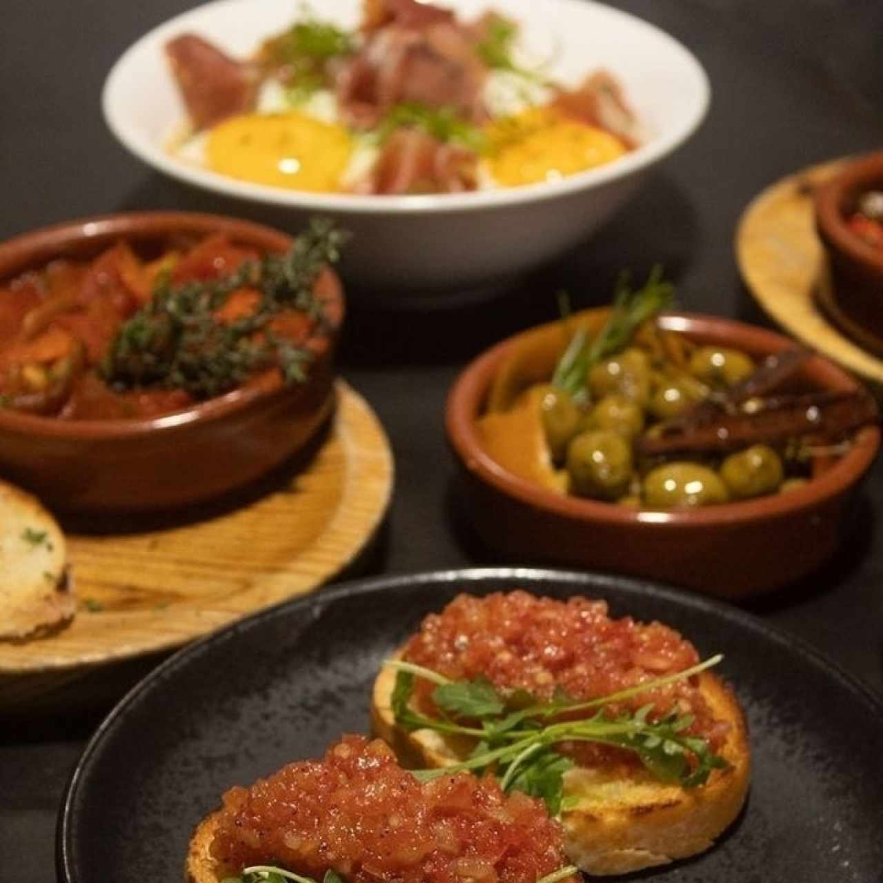 huevos rotos, albóndigas, aceitunas, tostada con puré de tomate