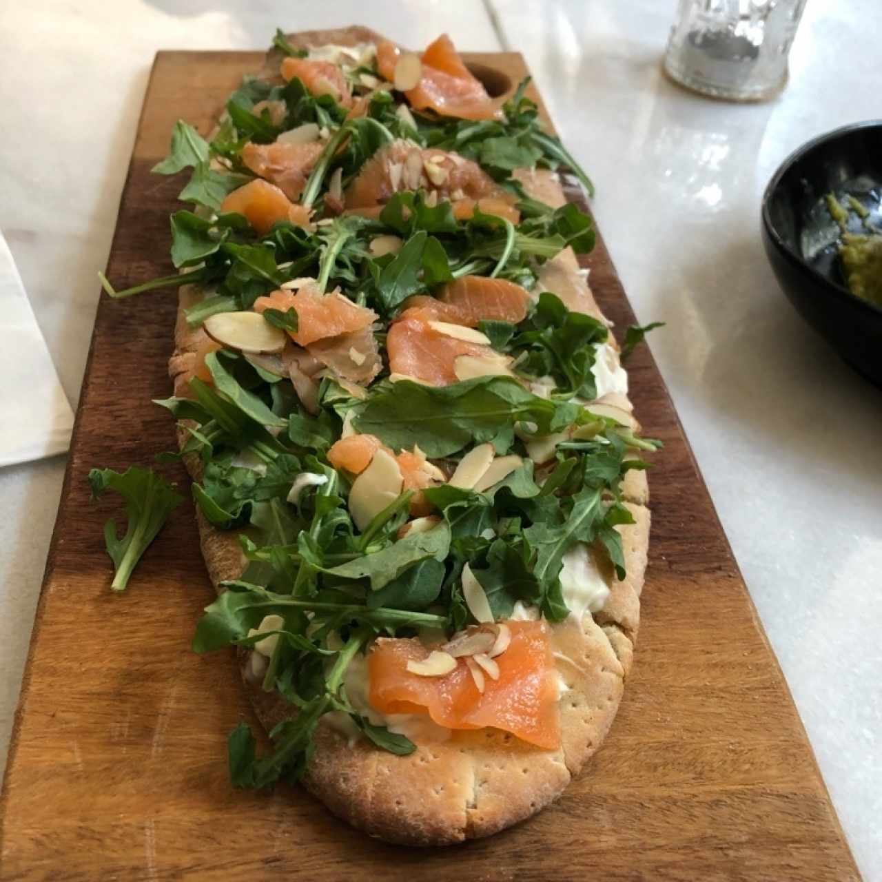 Tostada de Salmon con Queso y almendras