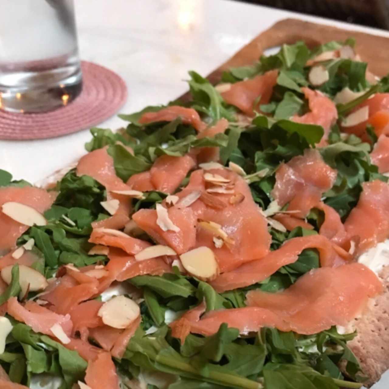 pizzeta de salmon ahumado con queso de cabra