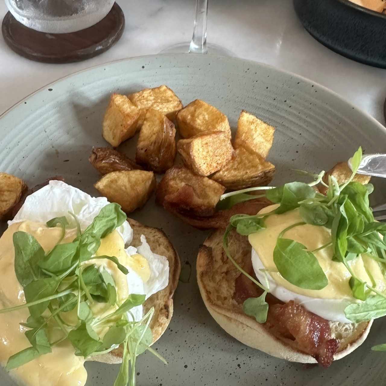 BRUNCH - Eggs Benedict