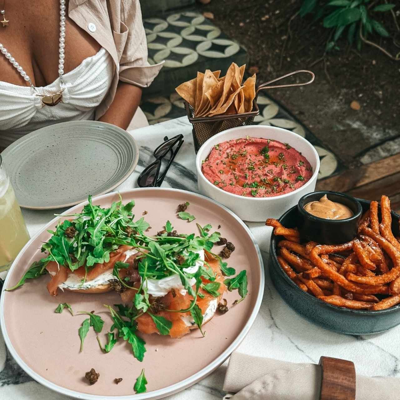 Bagel de salmón, hummus de remolacha con tortillas de maiz y camote frito con dip algo picante. Riquísimo! 