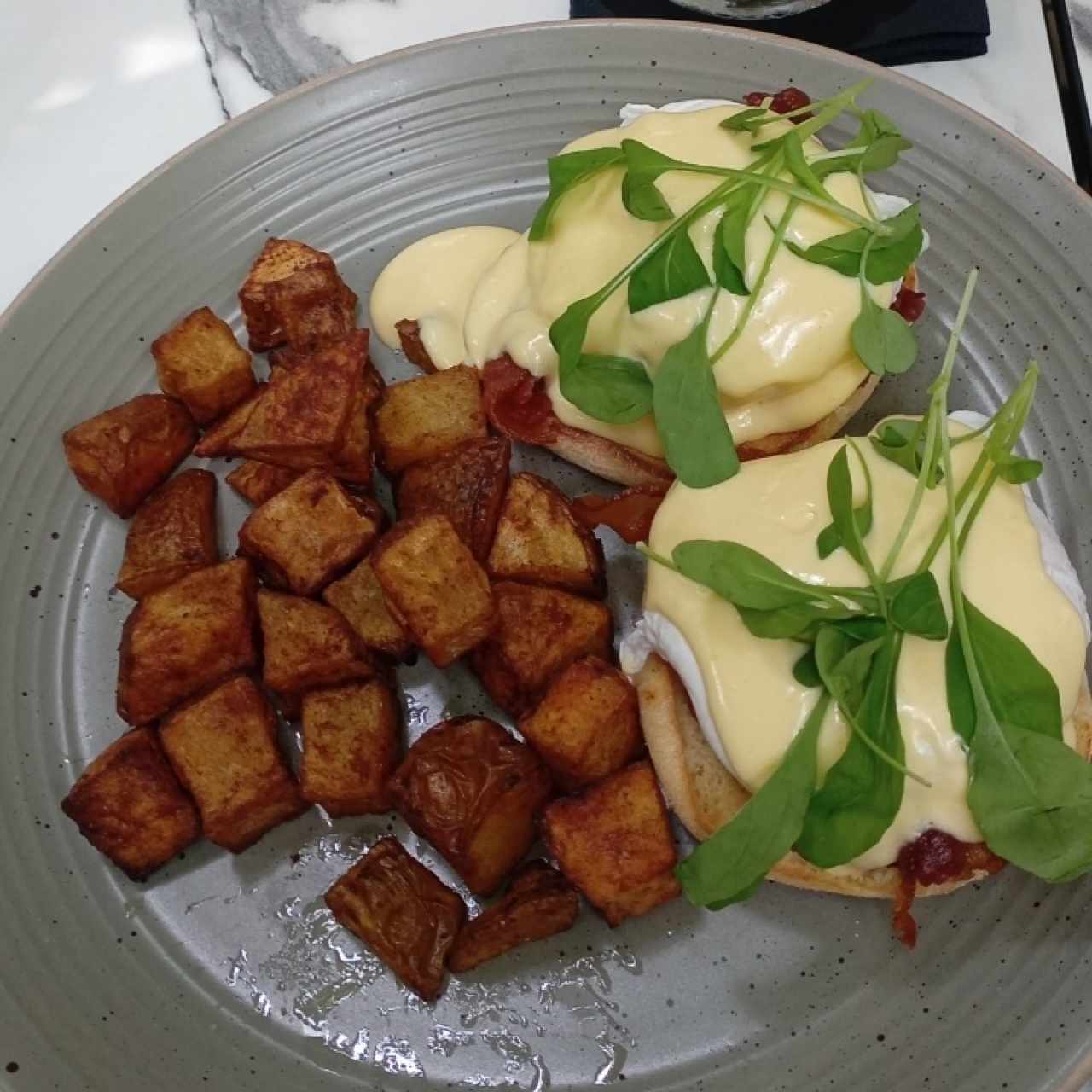 BRUNCH - Eggs Benedict