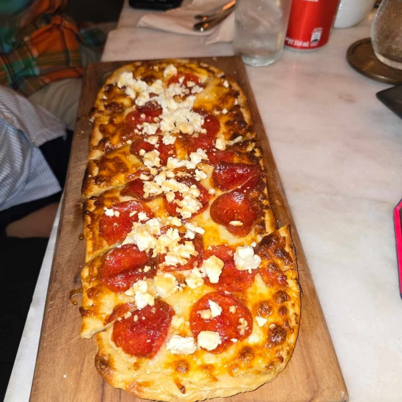 Pizza de peperoni con queso fetta