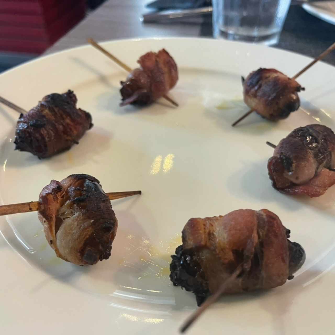 Dátiles rellenos de chistorra cubiertos con tocino