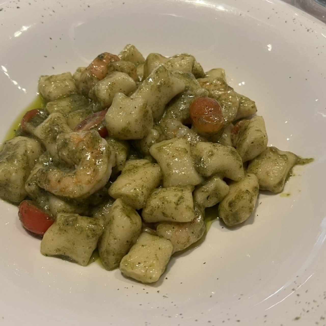 Gnocchi con Camarones al pesto