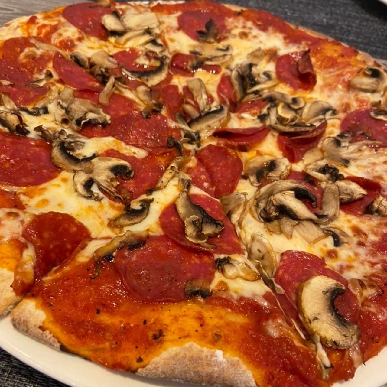 Pizza de pepperoni con hongos