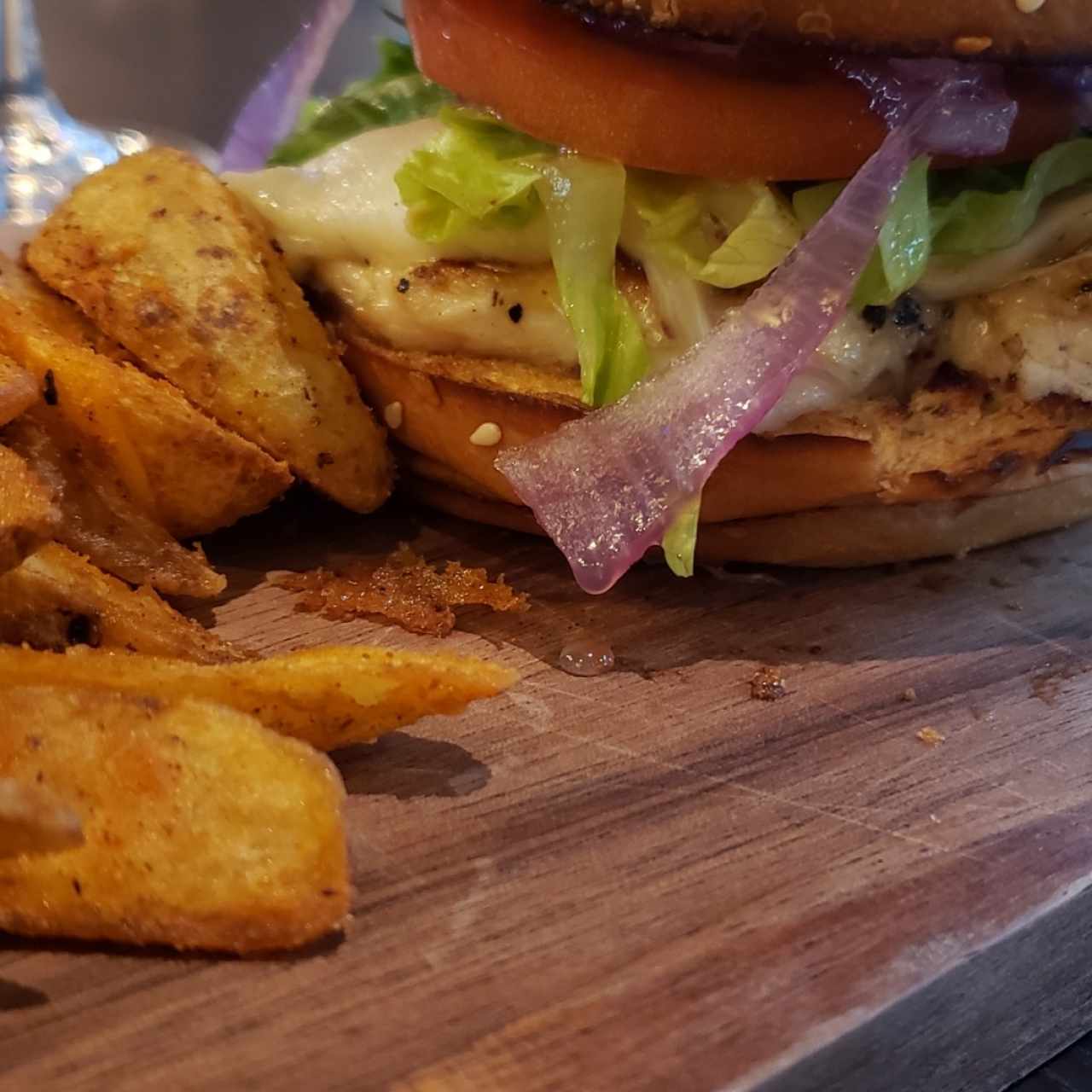 Hamburguesa de pollo con papas wedge