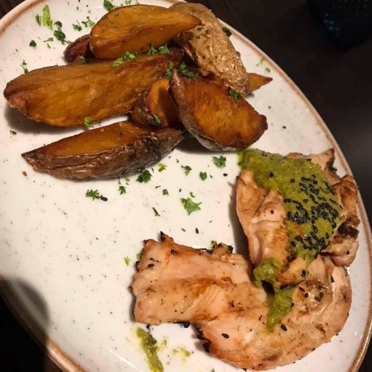 Pollo al grill con salsa de Chimichurri y papas rusticas