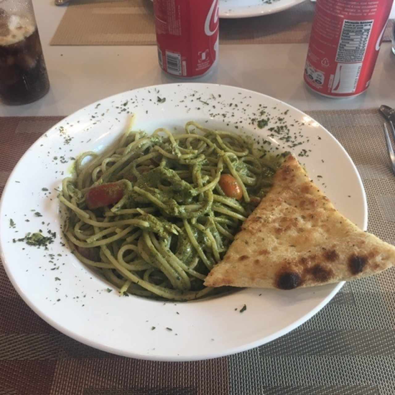 Pasta con pesto de albahaca y pollo