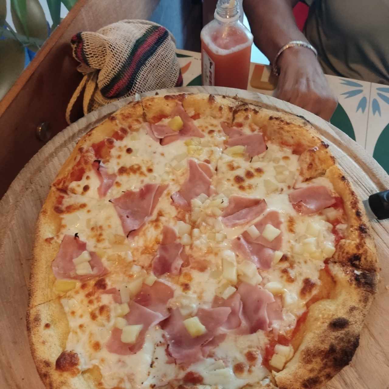 pizza hawaiana con jugo de fresa y piña