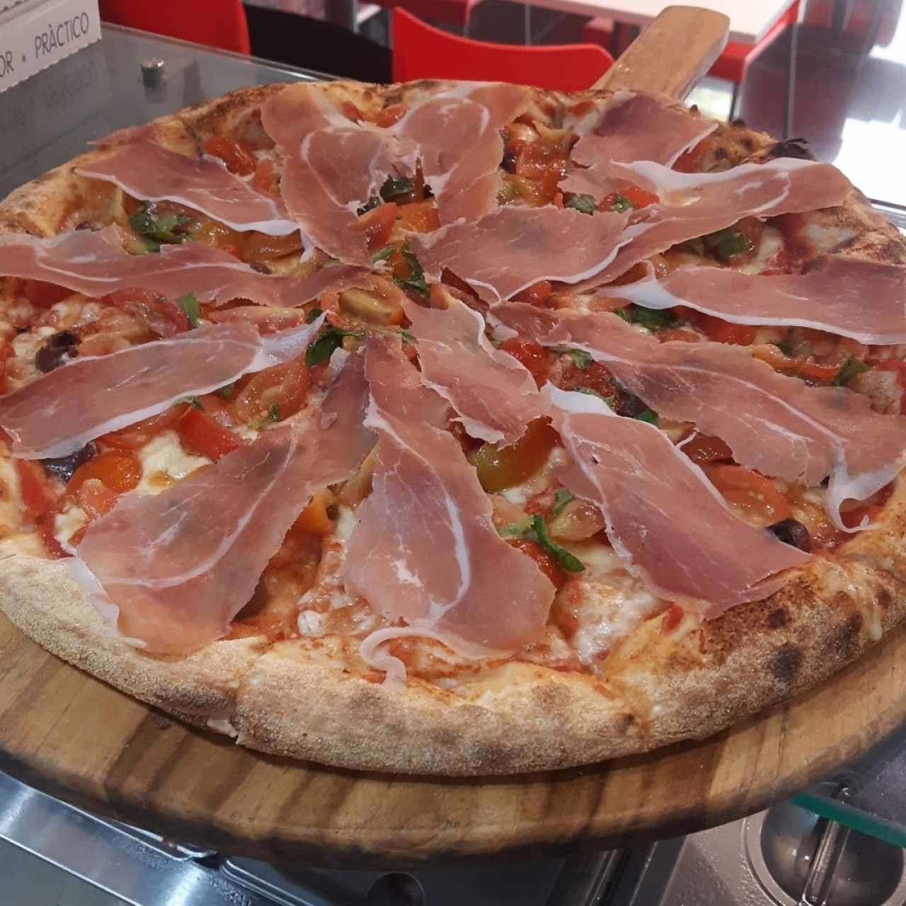 pizza ajo rojo y prosciutto crudo 