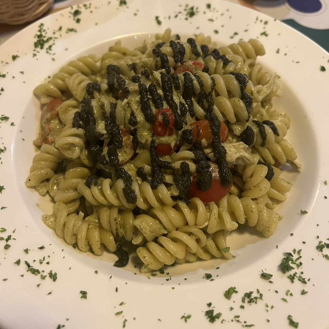 Pasta con pesto y pollo