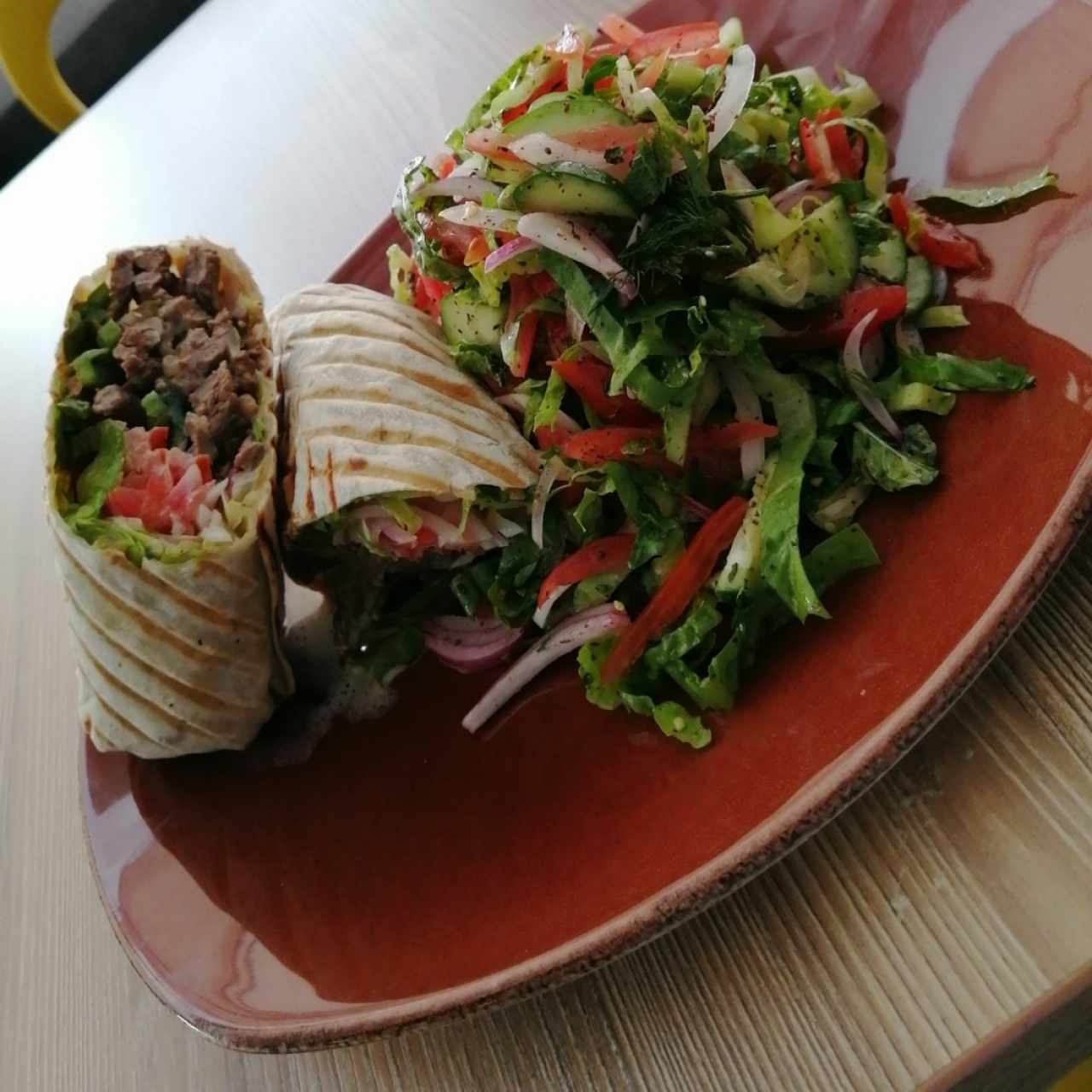 Wrap de res con ensalada israelí