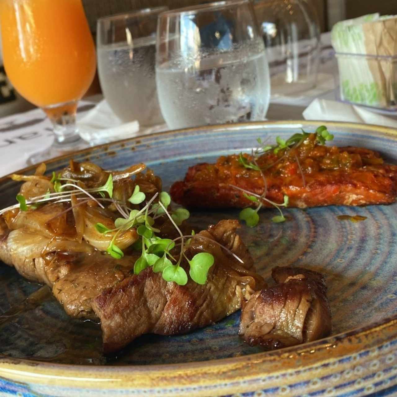 Bistec encebollado con extra de chorizo table. 