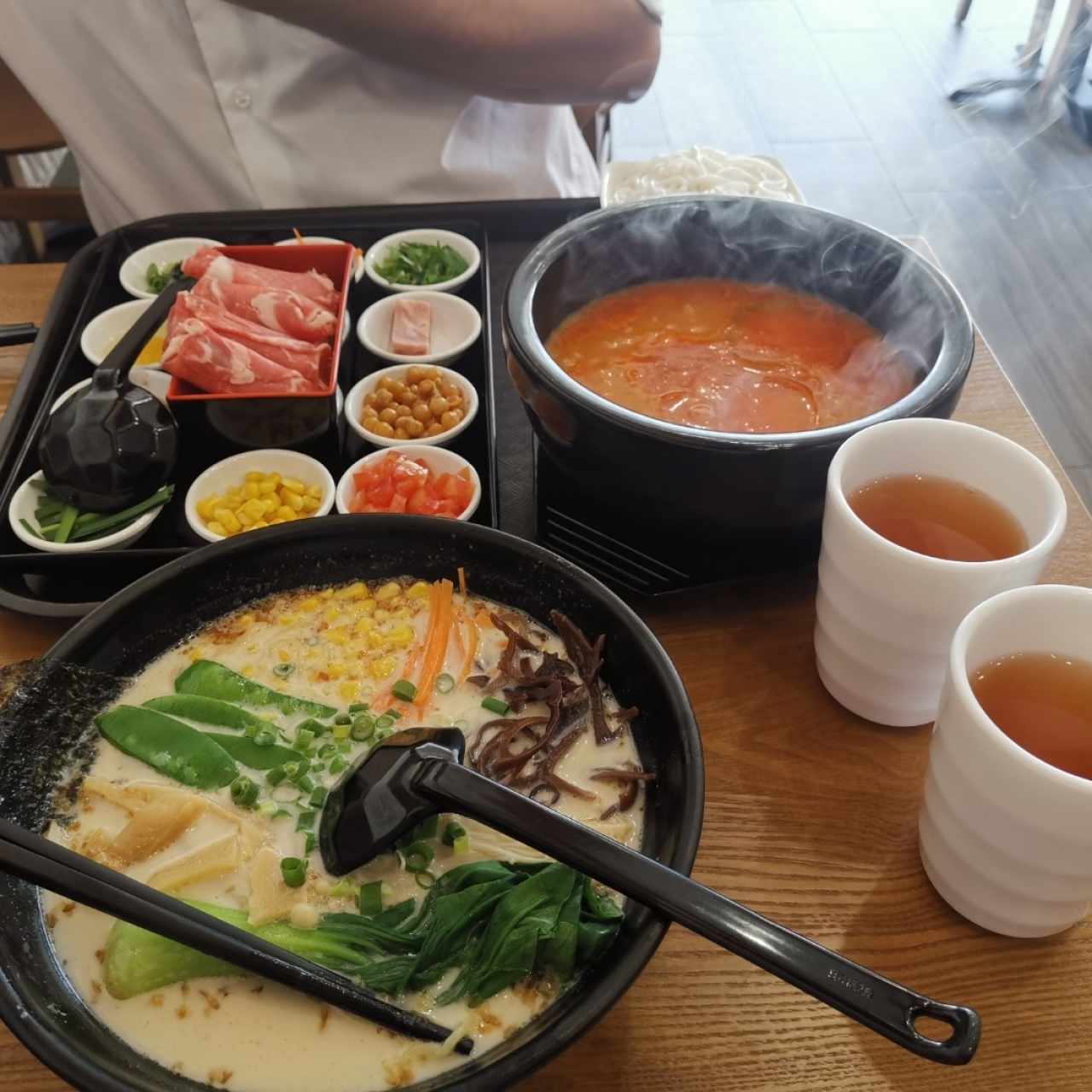 Caldo Mixian con carne; dos tazas de té de jazmín. 