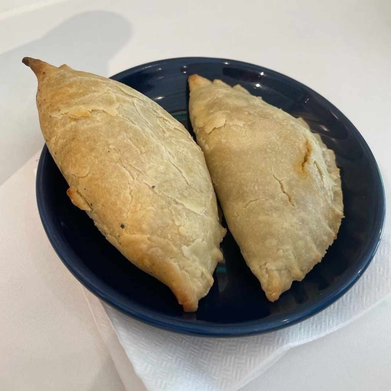 Empanada de Pollo Buffalo y Empanada de Ropa Vieja