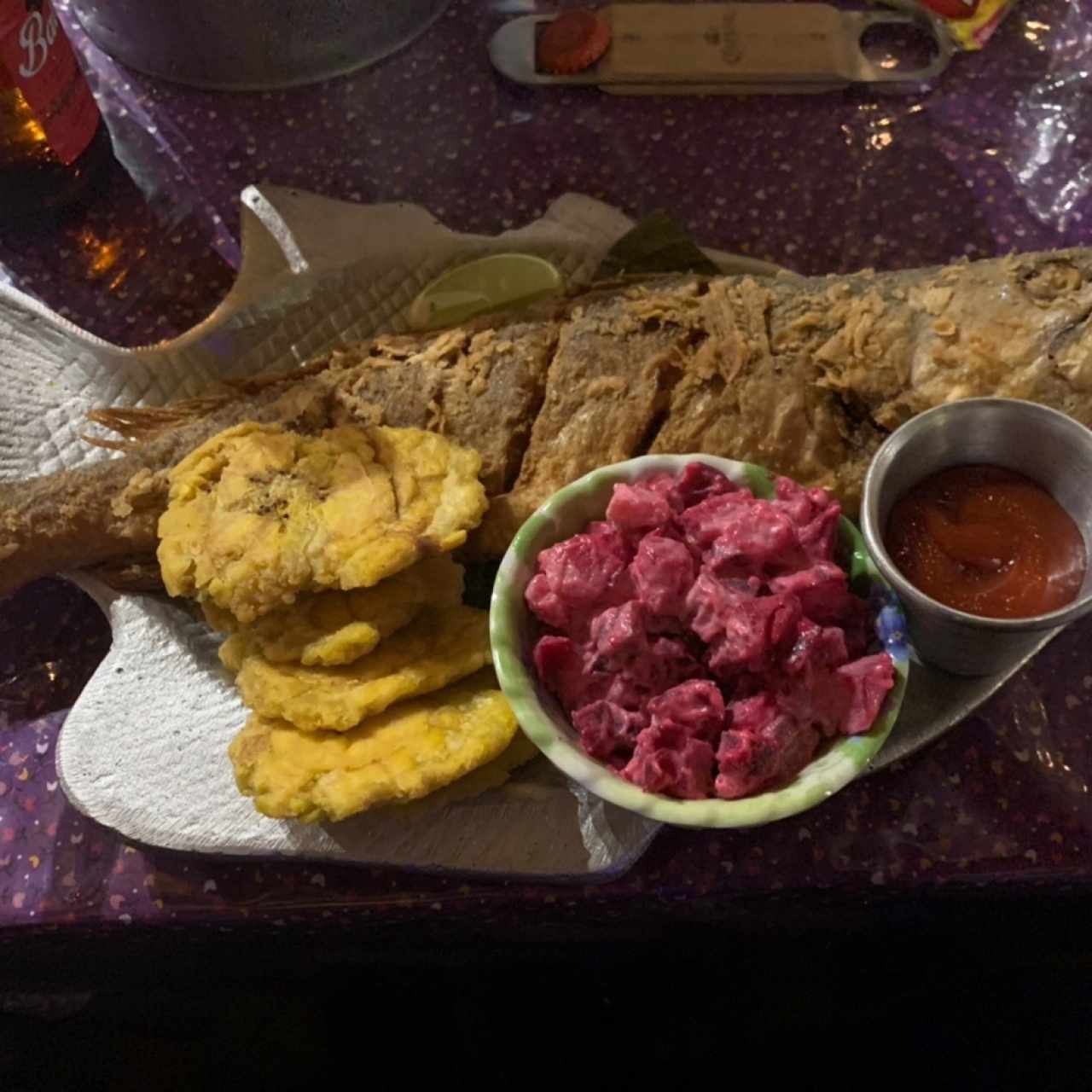 Pesca'o frito, Arroz con Coco, Patacón, Ensalada de Lechuga con Tomate