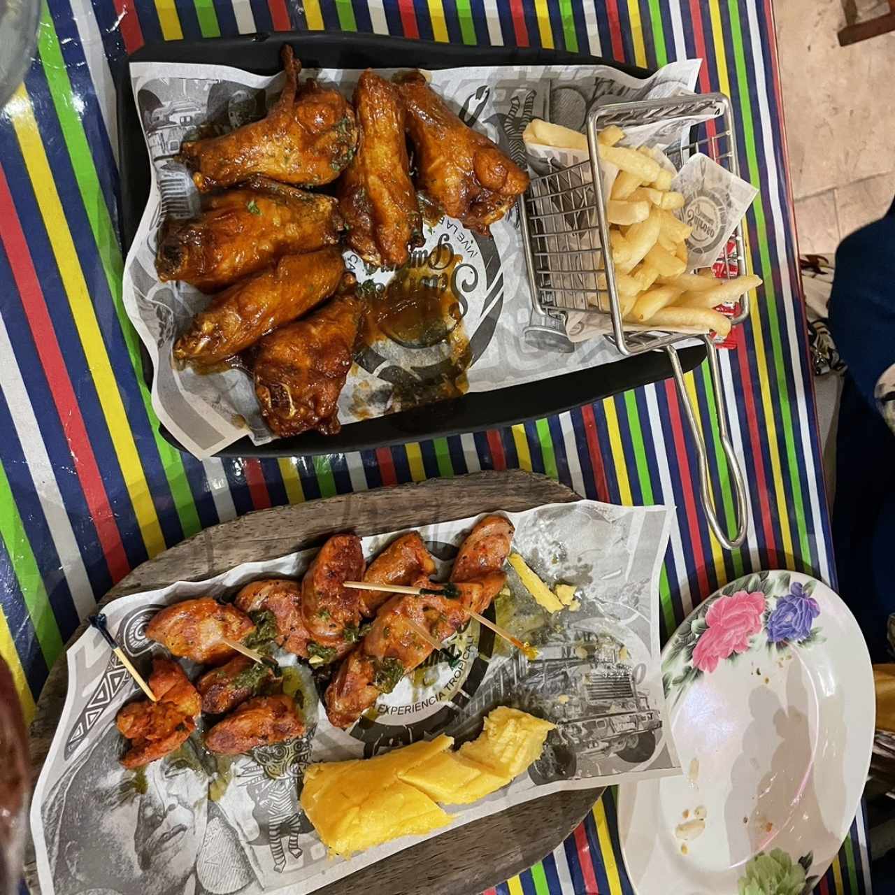 Wings y chorizo tableño